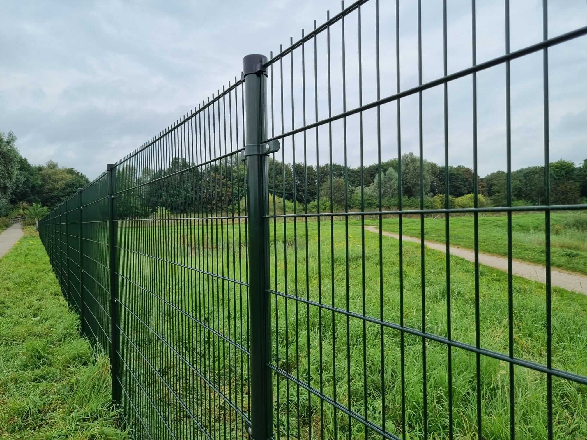 Dubbelstaafmat hekwerk langs groen terrein