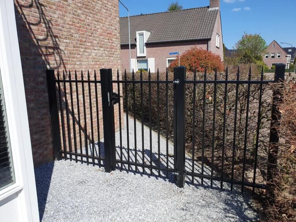 Zwart sierhekwerk Agate met bijpassende looppoort, geplaatst langs een woning in Oosterhout