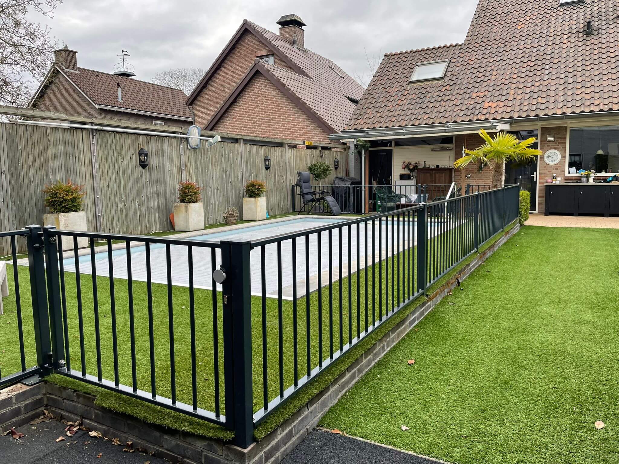 Tuinafscheiding in een moderne tuin, geplaatst door Hekwerk Brabant