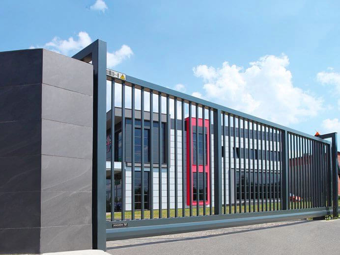 Automatische schuifpoort inclusief montage bij modern bedrijfspand